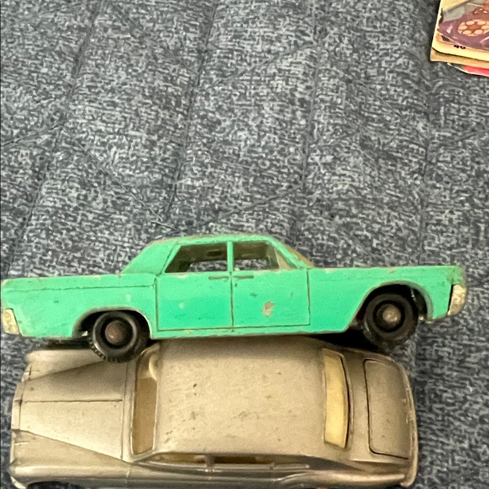 Matchbox vintage cars, Corgi toys and Matchbox vintage catalogs, Mattel tin pin - Picture 11 of 13